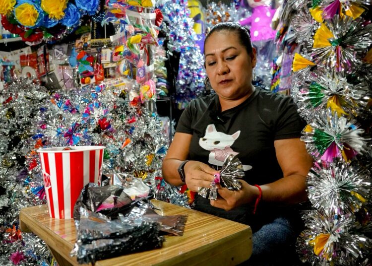 Listas ventas de flores artesanales en mercados de San Salvador