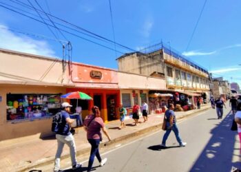 Alcaldía de Santa Ana Centro recupera calles y aceras del municipio