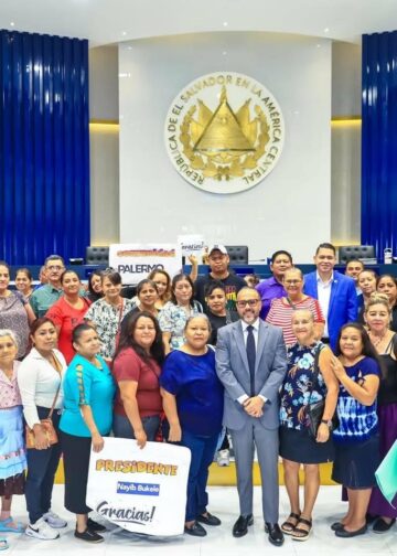 Más de 300 familias de San Salvador logran legalizas sus viviendas