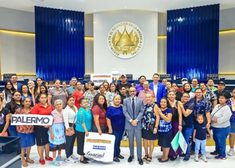 Más de 300 familias de San Salvador logran legalizas sus viviendas