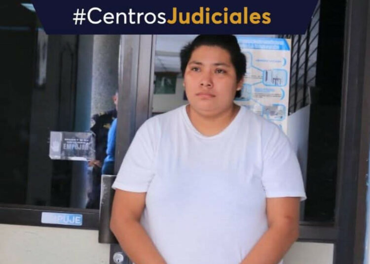 Mujer procesada por agredir con una piedra a un hombre permanecerá en prisión preventiva