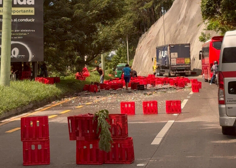 Accidente de camión repartidor provoca derrame de bebidas en carretera al aeropuerto