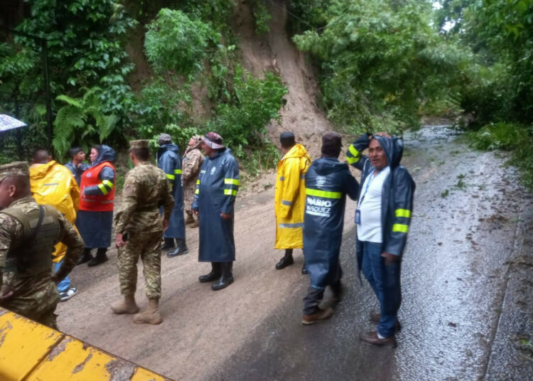Trabajan en el retiro de escombros en calle hacia Cantón Casitas, San Salvador Sur