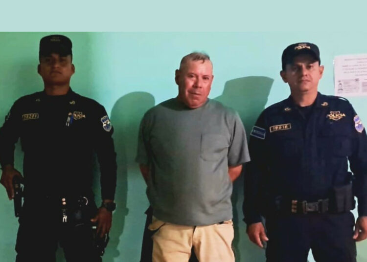 Hombre es detenido tras realizar disparos en estado de ebriedad y dañar vehículos