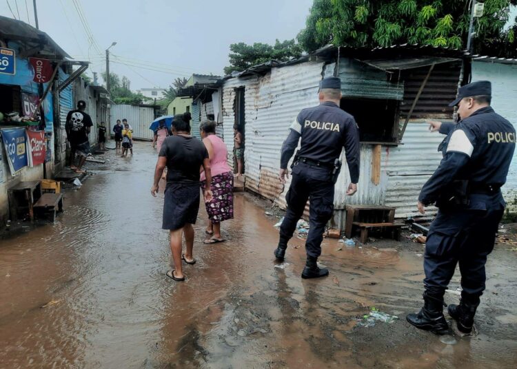 Gobierno brindará soluciones habitacionales a familias afectadas por el desbordamiento del río Chilama en La Libertad