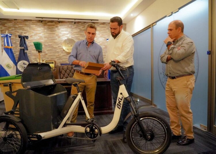 San Salvador Centro impulsa modernización en recolección de desechos con vehículos eléctricos