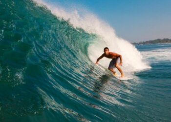 “Buscando El Salvador”: el documental de Red Bull que posiciona al país como destino mundial de surf