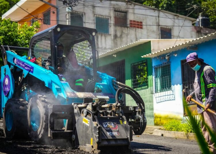 Alcaldía de Santa Ana Centro inicia trabajos de rehabilitación en calles de la colonia Contexa