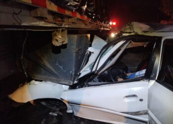 Hombre muere al chocar su vehículo contra una rastra en la carretera Troncal del Norte