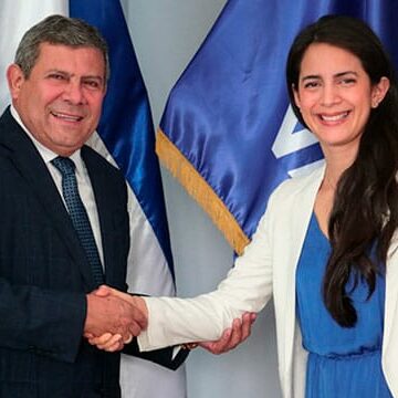 Revela vínculos del VAMOS, el partido de Claudia Ortiz con ARENA