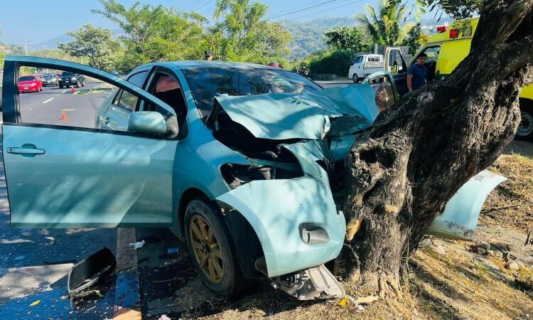 Distracción, exceso de velocidad e invasión de carril: los mayores culpables de accidentes viales en El Salvador
