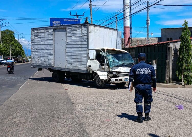 Choque entre dos camiones en Aguilares deja dos personas lesionadas