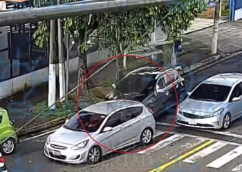 Distracción al volante causa accidente en bulevar Merliot que deja daños materiales