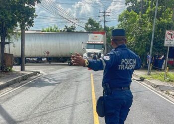 Furgón choca contra poste eléctrico y causa tráfico en Soyapango