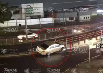 Vehículo choca con barandales en paso a desnivel del monumento Hermano Bienvenido a Casa