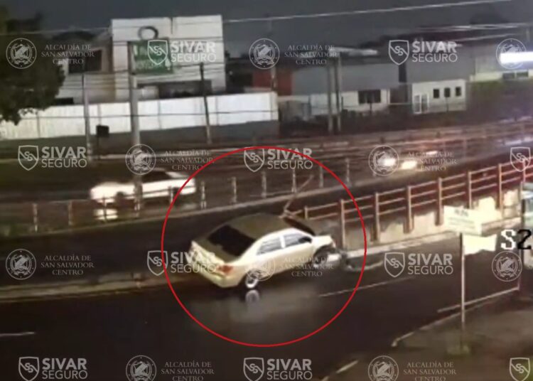 Vehículo choca con barandales en paso a desnivel del monumento Hermano Bienvenido a Casa