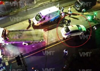 Conductor pierde el control y choca contra separadores en la Alameda Juan Pablo II