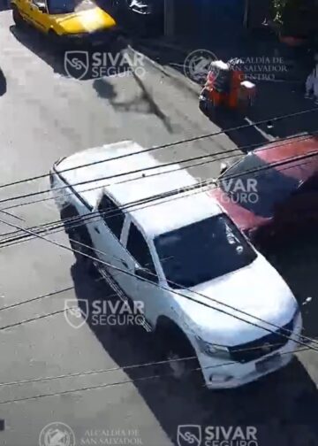Cámaras municipales muestra choque entre dos vehículos en bulevar Los Próceres