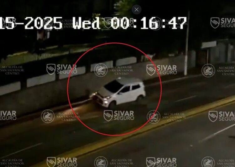 Vehículo colisiona con separadores sobre la 49 avenida Sur