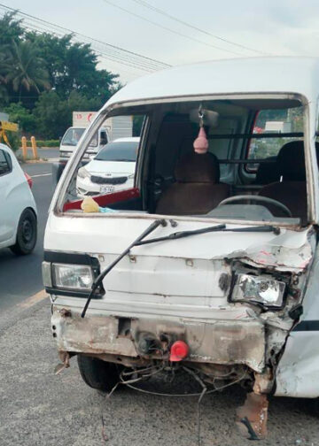 Cuatro personas resultan heridas tras choque entre panel y motocicleta en San Juan Opico