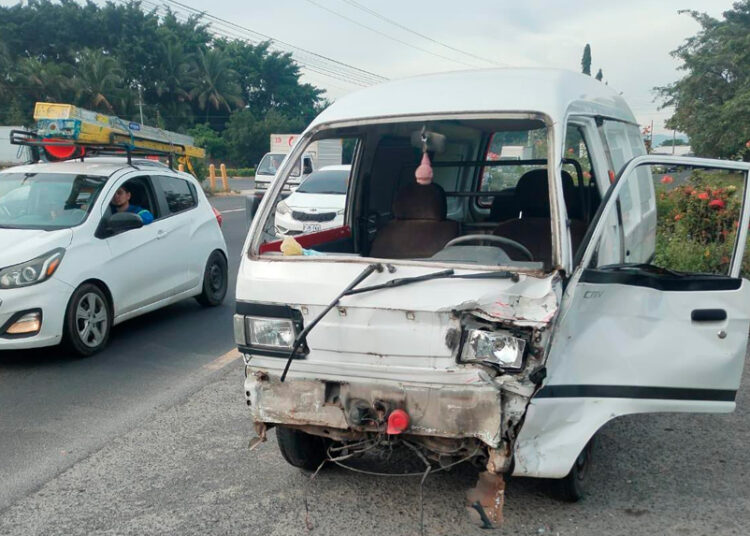 Cuatro personas resultan heridas tras choque entre panel y motocicleta en San Juan Opico