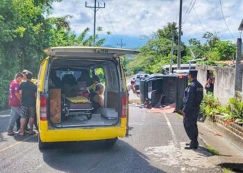 Conductor lesionado tras volcar su pick up en carretera de San Juan Opico