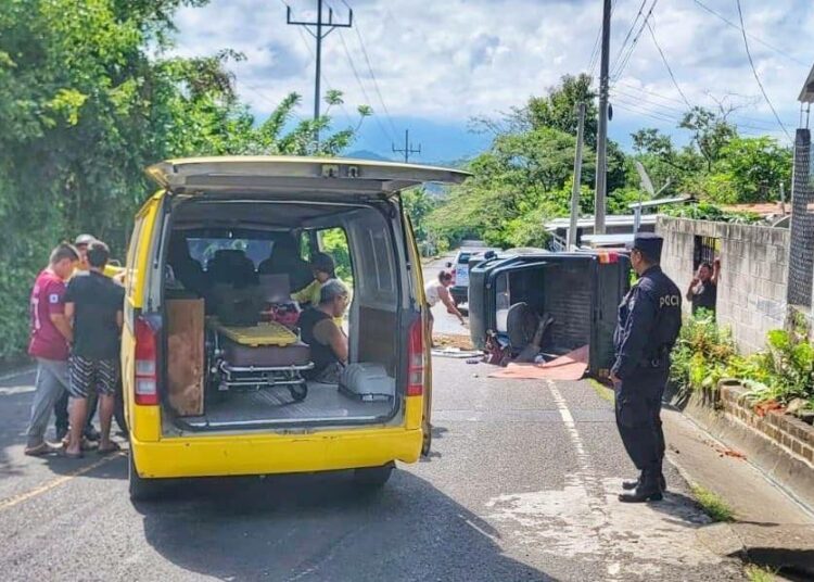 Conductor lesionado tras volcar su pick up en carretera de San Juan Opico