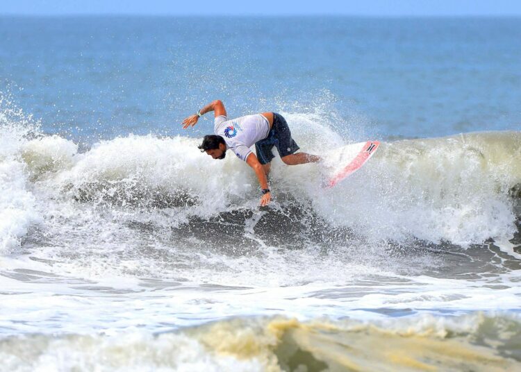 Bryan Pérez avanza a la final por el oro en tabla corta del surf en Guatemala 2025