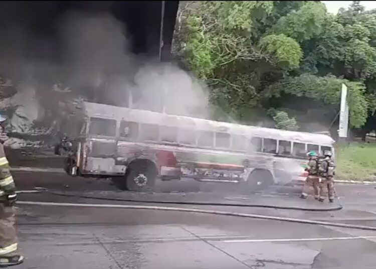Autoridades controlan incendio en autobús y regulan el tránsito en Las Delicias, Santa Tecla