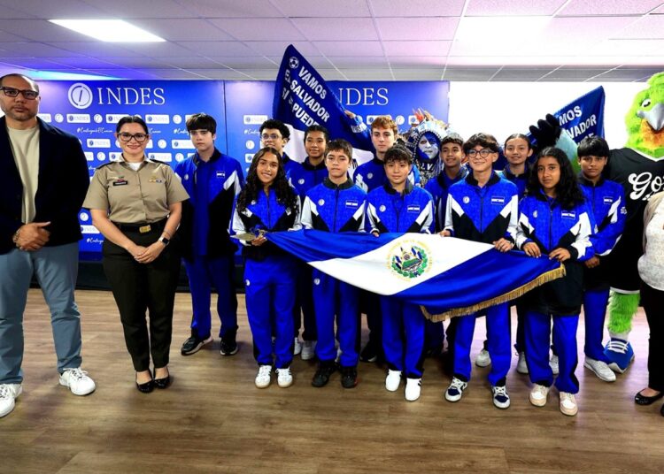 Entregan pabellón nacional al talento estudiantil que representará a El Salvador en los IX Juegos Codicader