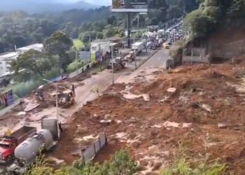 Inician limpieza tras derrumbe que bloquea carretera a El Salvador en Guatemala