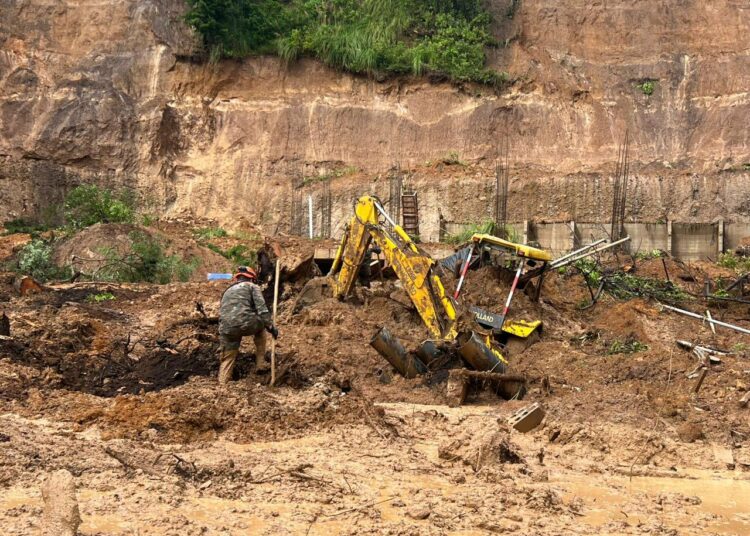 Nuevo deslizamiento interrumpe labores de búsqueda y rescate en el km 24.5 de la carretera a El Salvador