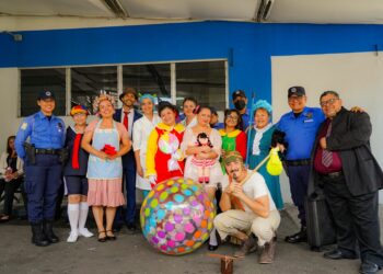 Alcaldía de San Salvador Centro lleva sonrisas y esperanza a niños del Hospital Benjamín Bloom en el Día del Niño