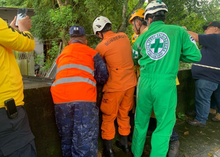 Evacúan familias de San Martín por lluvias