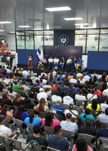 Ministro Rolando Castro dialoga con trabajadores municipales sobre el fortalecimiento del registro y sus derechos laborales