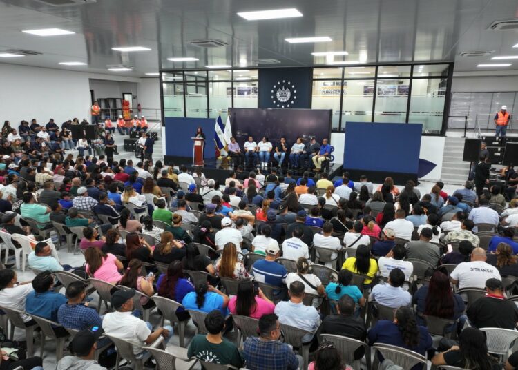 Ministro Rolando Castro dialoga con trabajadores municipales sobre el fortalecimiento del registro y sus derechos laborales