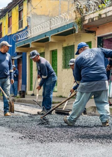 Alcaldía de San Salvador Centro repara calles en la colonia Ferrocarril como parte del plan de bacheo municipal