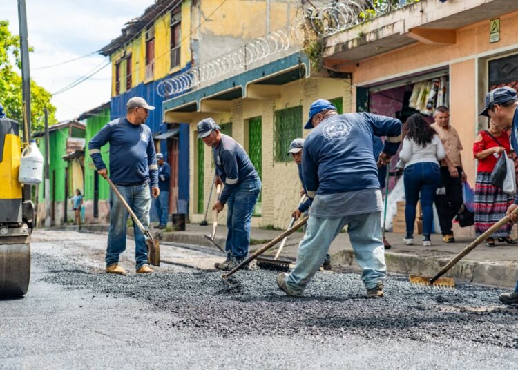 Alcaldía de San Salvador Centro repara calles en la colonia Ferrocarril como parte del plan de bacheo municipal
