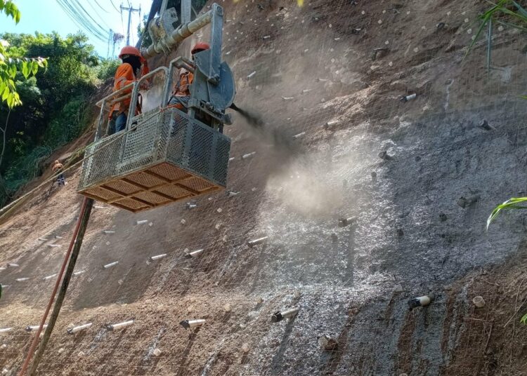 Refuerzan talud en autopista Comalapa para garantizar seguridad vial