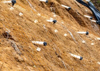 Inician trabajos de concreto lanzado para reforzar talud en autopista Comalapa