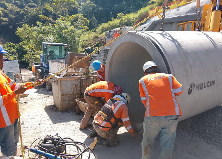 Fovial sustituye antigua tubería en carretera Panamericana para mejorar el drenaje de Cojutepeque