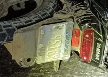 Mujer motociclista pierde la vida tras chocar con parte trasera de una rastra