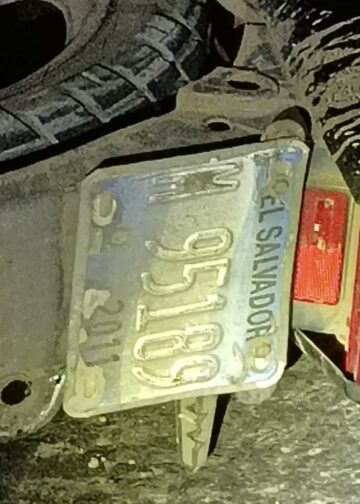 Mujer motociclista pierde la vida tras chocar con parte trasera de una rastra