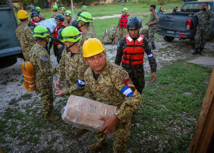 Rescatistas salvadoreños se despliegan en Jamaica para apoyar a comunidades afectadas por el huracán Melissa