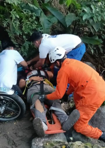 Dos motociclistas resultan heridos tras caer a una pendiente en carretera antigua a Comalapa