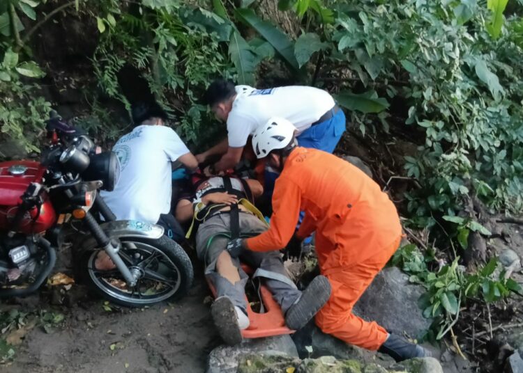 Dos motociclistas resultan heridos tras caer a una pendiente en carretera antigua a Comalapa