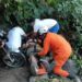 Dos motociclistas resultan heridos tras caer a una pendiente en carretera antigua a Comalapa
