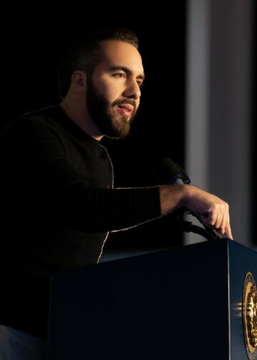 Más de 25 mil jóvenes salvadoreños mejoran su futuro gracias al programa de becas del Gobierno