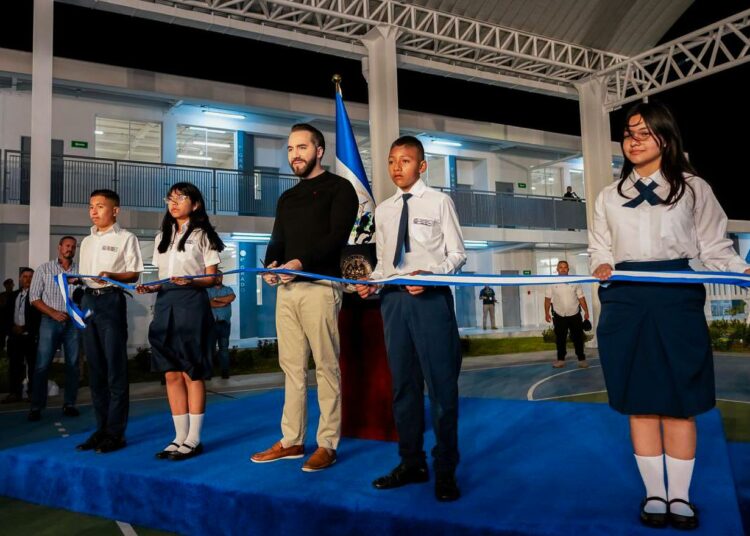 Bukele transforma El Salvador: de la seguridad reconquistada a escuelas nuevas para las futuras generaciones