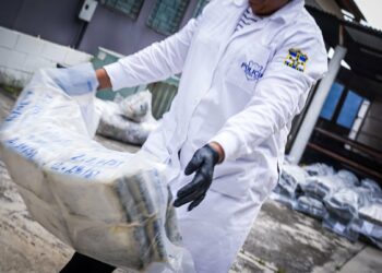 Autoridades verifican cargamento de cocaína incautado en aguas internacionales